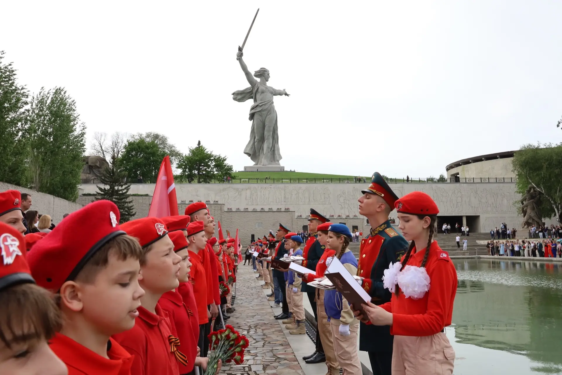 🇷🇺 Клятва на главной высоте страны!    Знаковое событие произошло в жизни нашего юнармейского отряда
