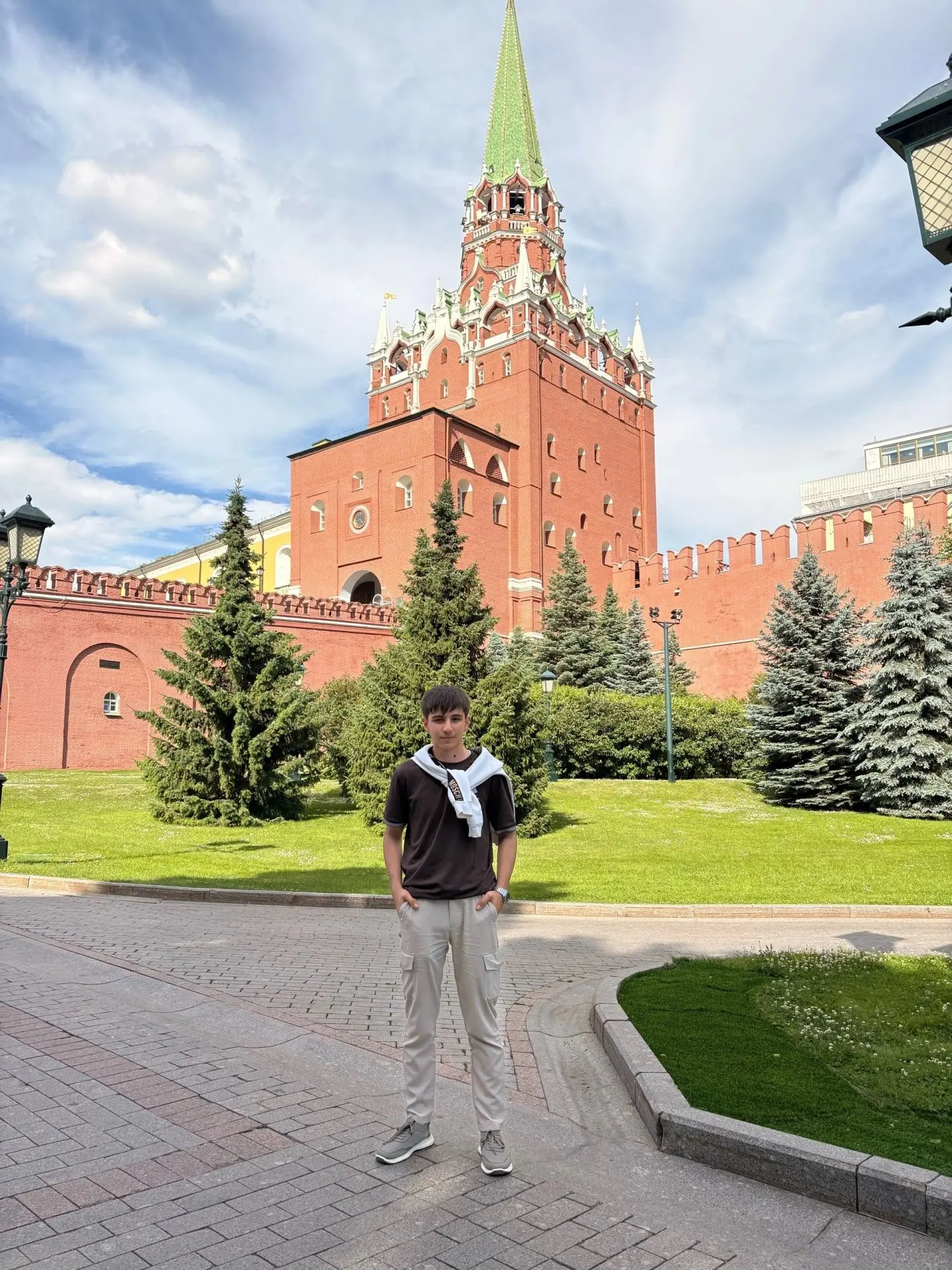 Ученик нашей школы Умар посетил Красную площадь в Москве! 🏛️✨В рамках своей поездки в ...