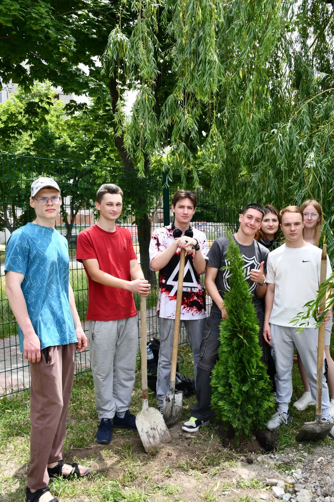 Выпуск-2026: зеленый след в истории колледжа!🌲

Студенты-выпускники 2026 года решили сделать по-нас