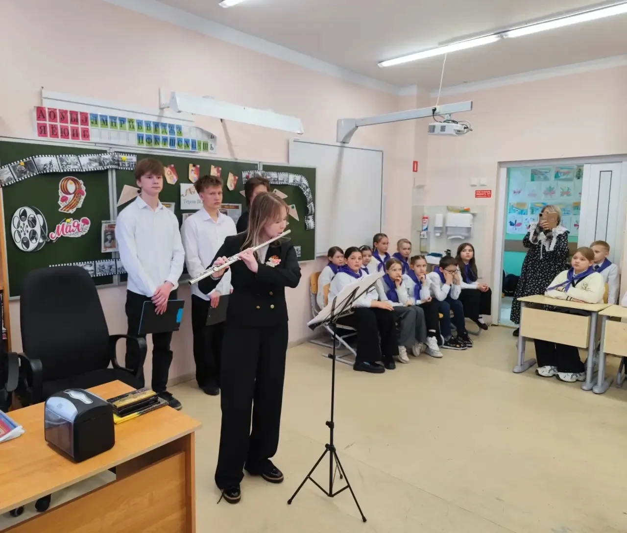 Сердца, согретые памятью: встреча с ветеранами в МОБУ «СОШ «Всеволожский ЦО» ❤️🕊️  8 мая в стенах на