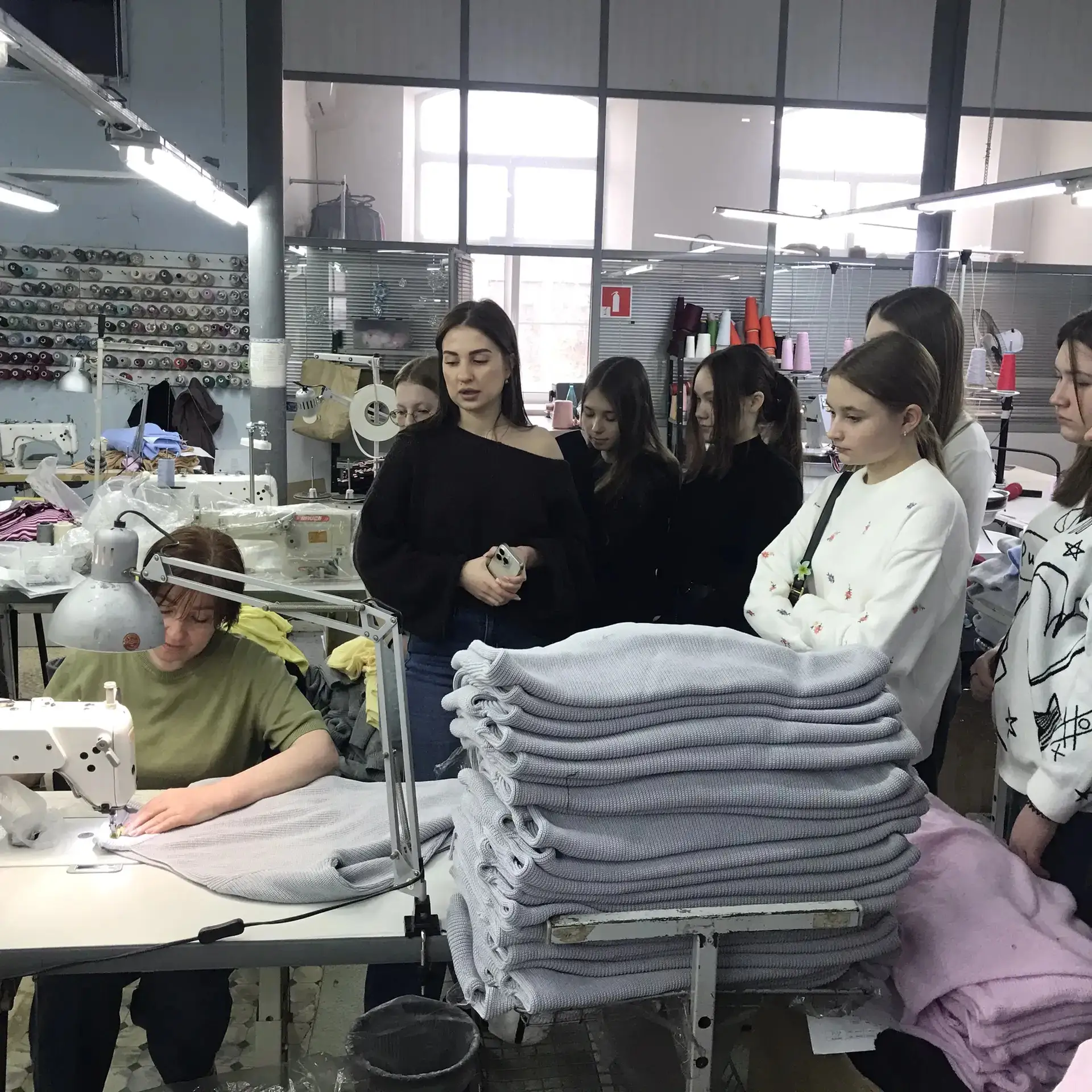 🧶  Восьмиклассники познакомились с историей и технологией моды на Раменской фабрике «Вестито»       