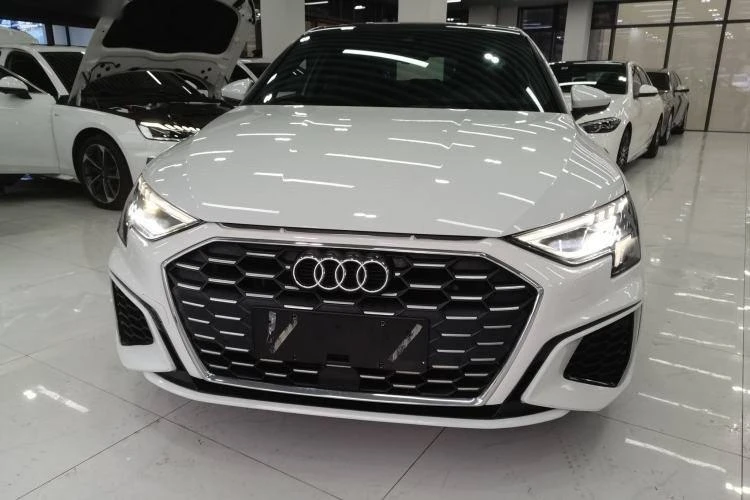 🚘 Автомобиль в наличии у дилера и может стать Вашим!
