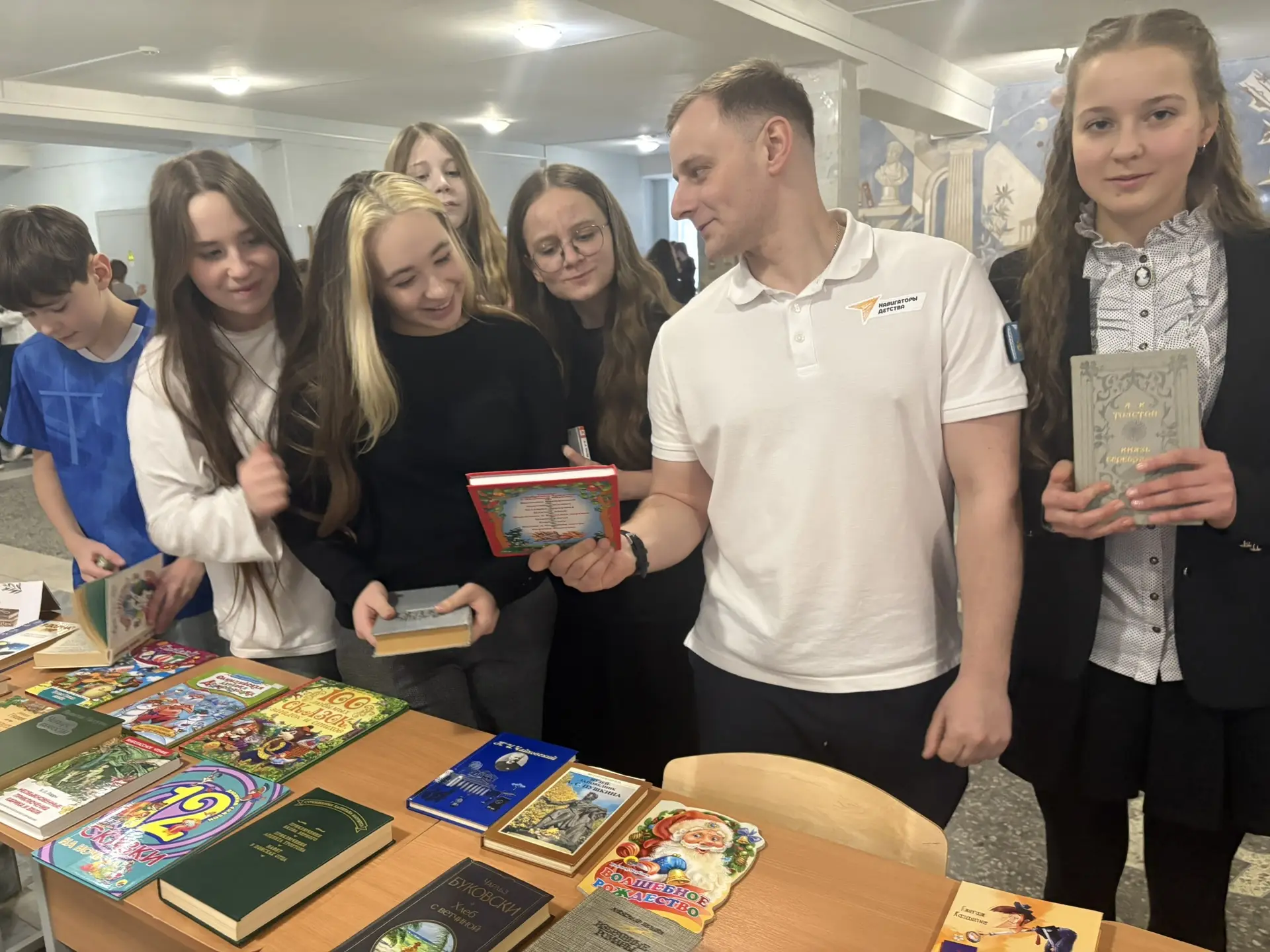 В Псковском педагогическом комплексе прошел День книгодарения.  С 14 февраля 2012 года отмечается од