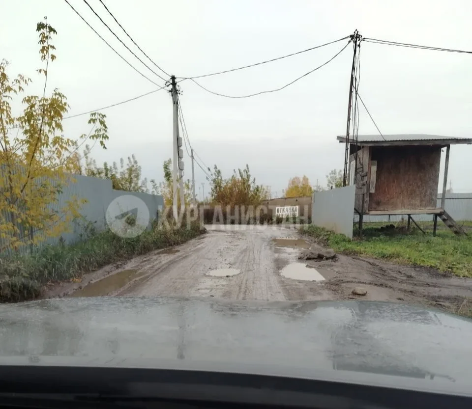 «Вся разбита, освещения нет»: курганцы жалуются на ужасную дорогу в поселке Петровский.