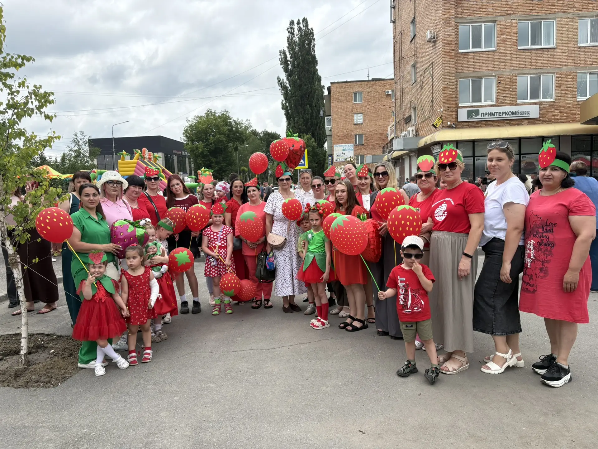 Фестиваль клубники🍓 — это отличный повод для города объединиться и зарядиться хорошим настроением.
