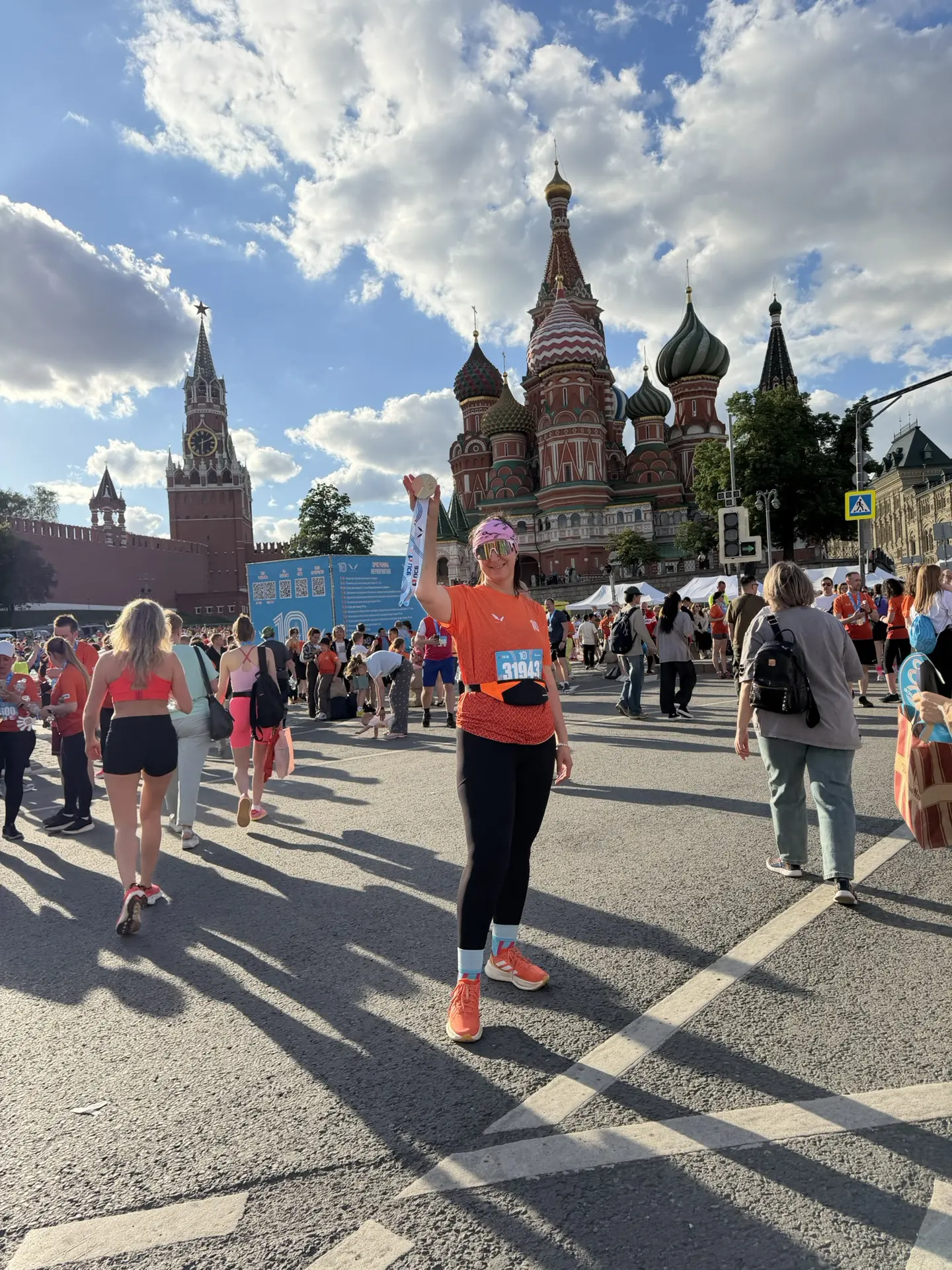 Когда то это девочка мечтала побывать в Москве, видя красную площадь на ч/б экране теле...