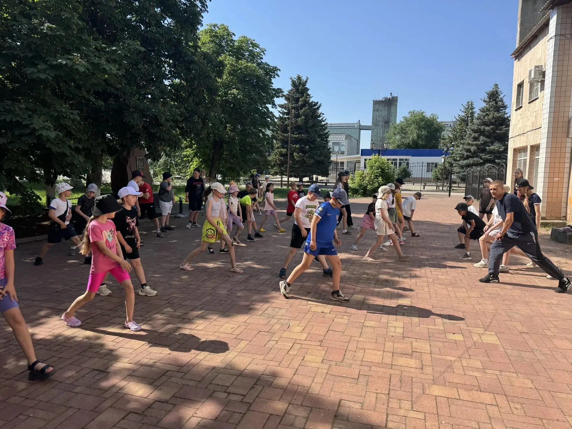 Седьмой день пришкольного лагеря был насыщен мероприятиями и экскурсиями!

 Зарядку провели в парке,