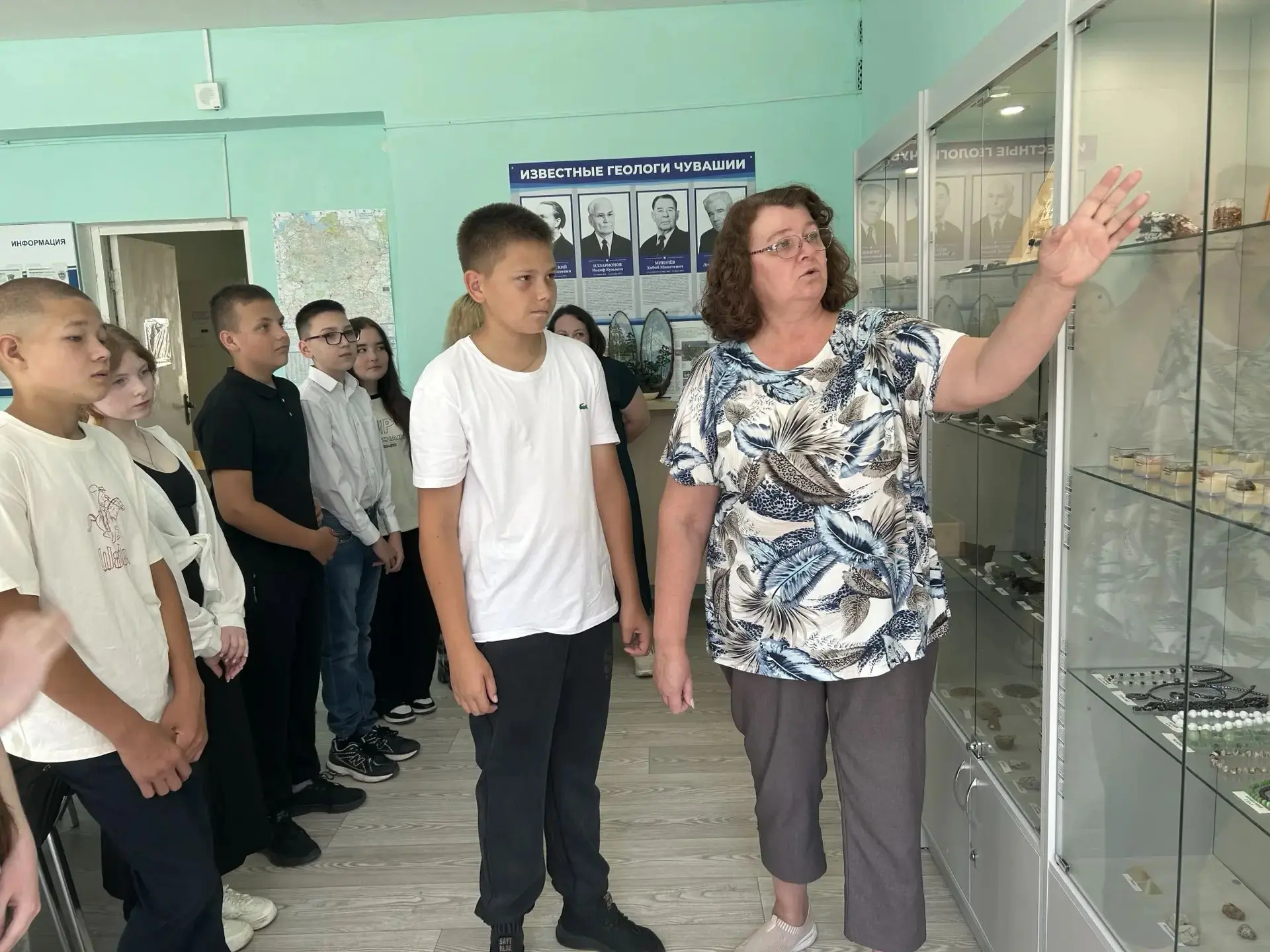 В рамках акции «Школьный музей принимает гостей» в музее геологии состоялась экскурсия ...