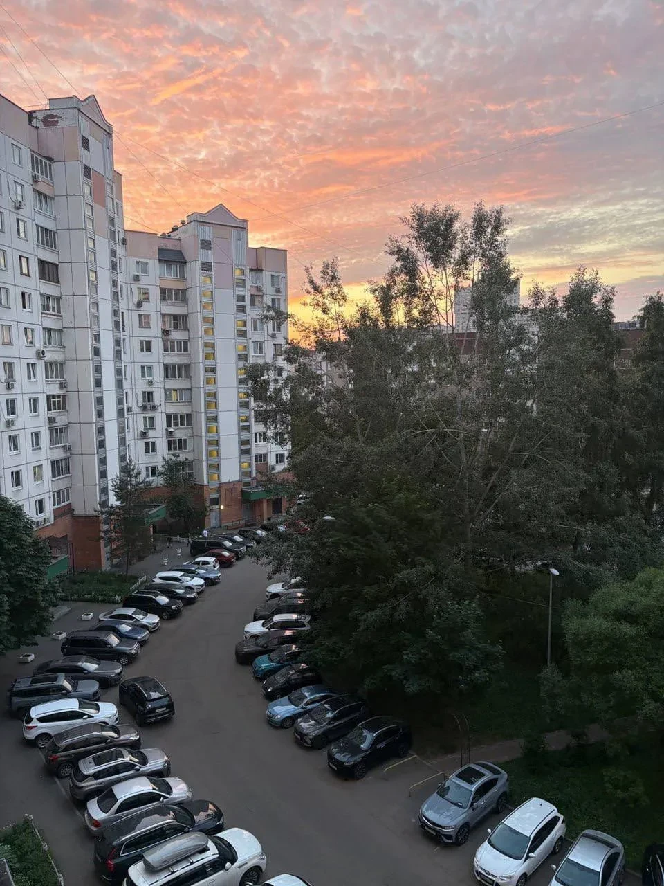 🌅 Красивый закат снятый с улицы Генерала Кузнецова

Подписчики делятся атмосферными кадрами Выхино-