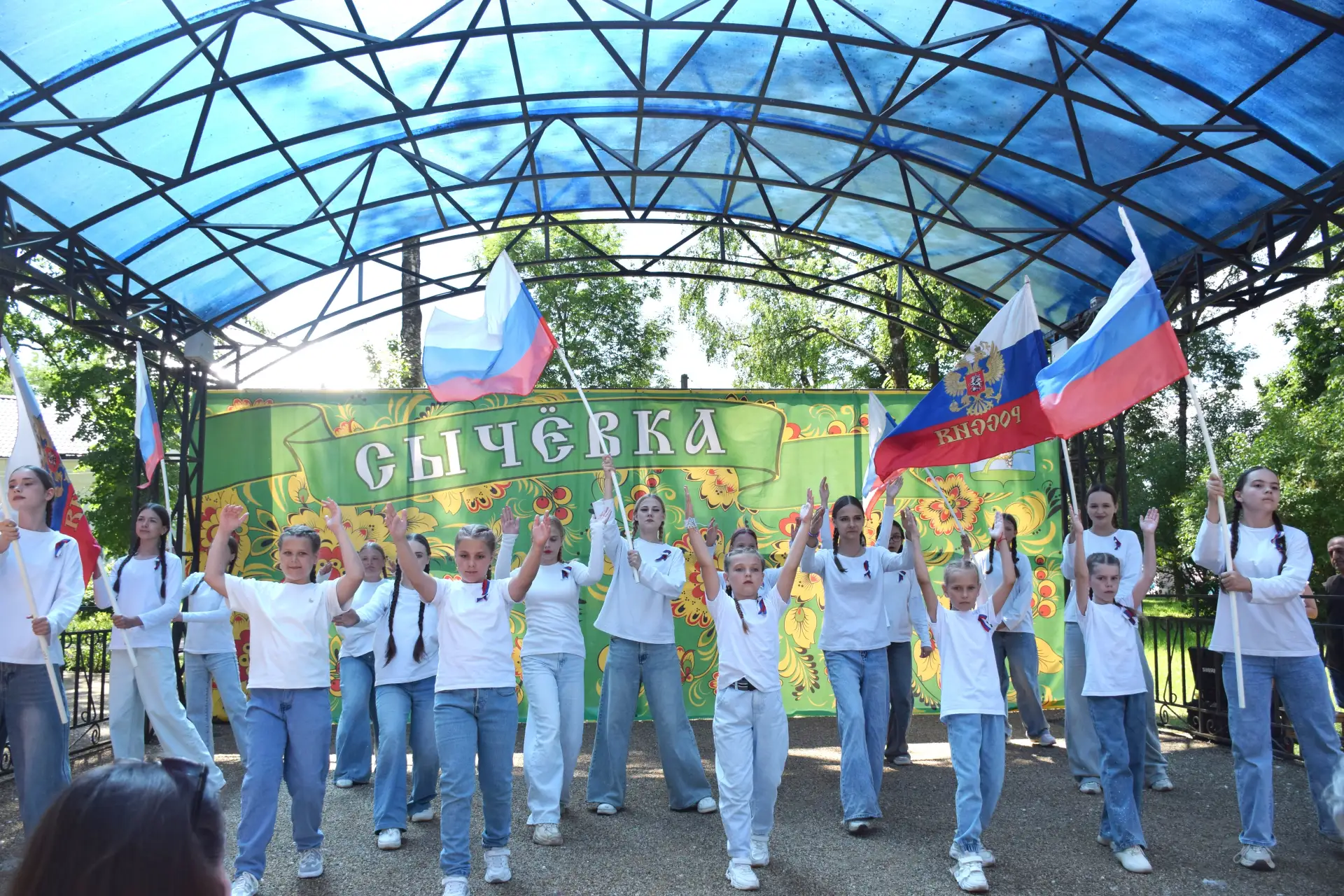 В честь главного государственного праздника в городском "Парке Сыча" состоялось яркое праздничное ме