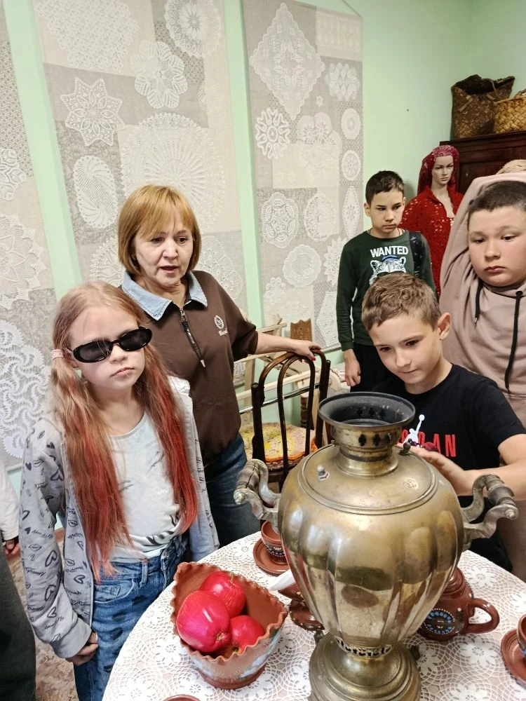 Сегодня мы с детьми окунулись в удивительный мир народного творчества, посетив студию Д...