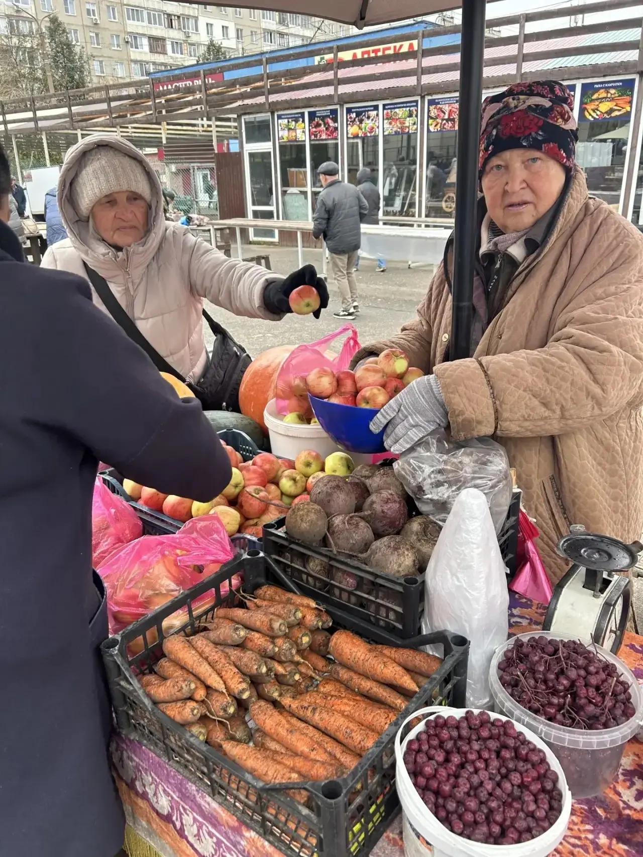☀️Ярмарка на улице Рабкоров сейчас в самом разгаре!