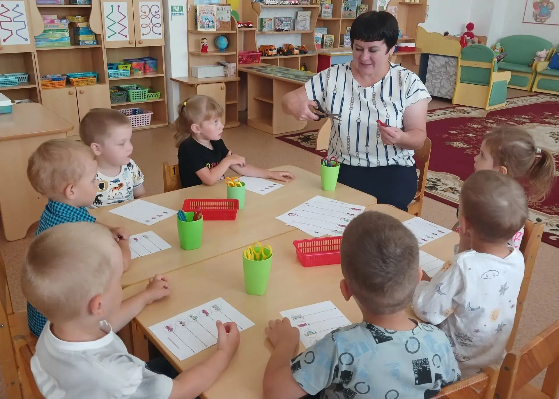 Каждый летний денёк дети 2 младшей группы  используют с пользой, чему-то учатся, что-то закрепляют и