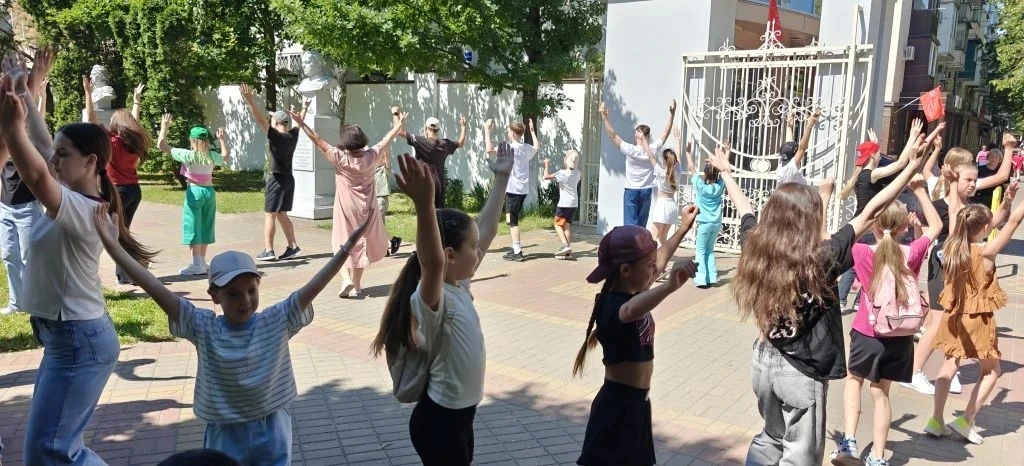 🌞💫 Интерактивная площадка районного дворца культуры "Хоровод единства" работала сегодня в городско