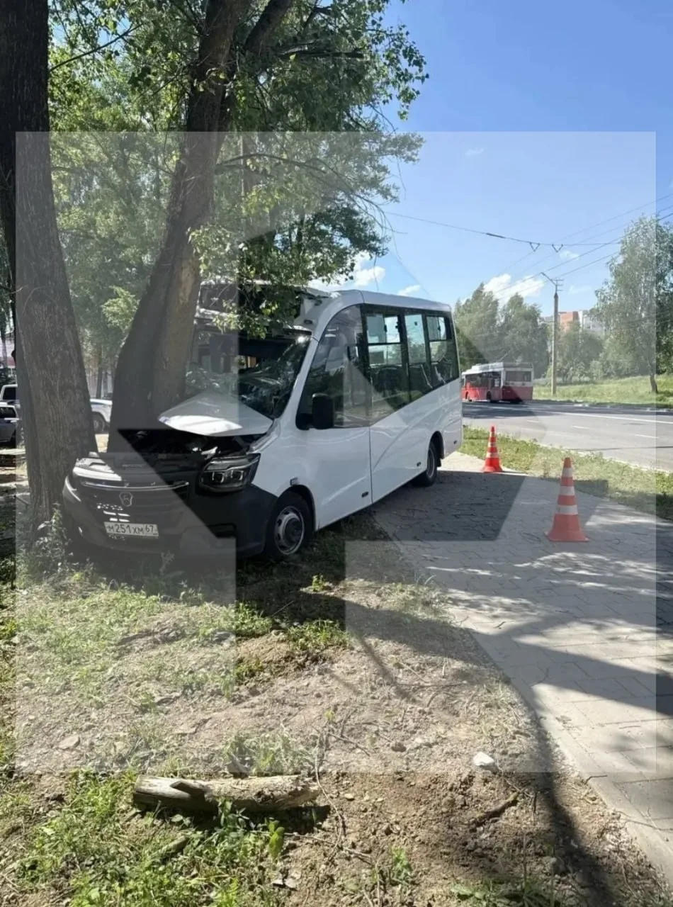 Смоленскe маршрутка влетела в дерево, есть погибший и пострадавшие 🚨

В Смоленскe маршрутка потерял
