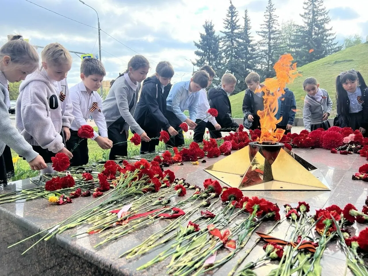 🌷Цветы для героев  🔥 Очень важно, что дети с ранних лет участвуют в таких значимых мероприятиях.  🔥 