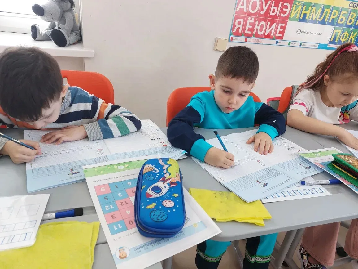 Есть вещи, которые родители замечают молча. Тетрадь с кривыми буквами. Ребёнок, который закрывается 