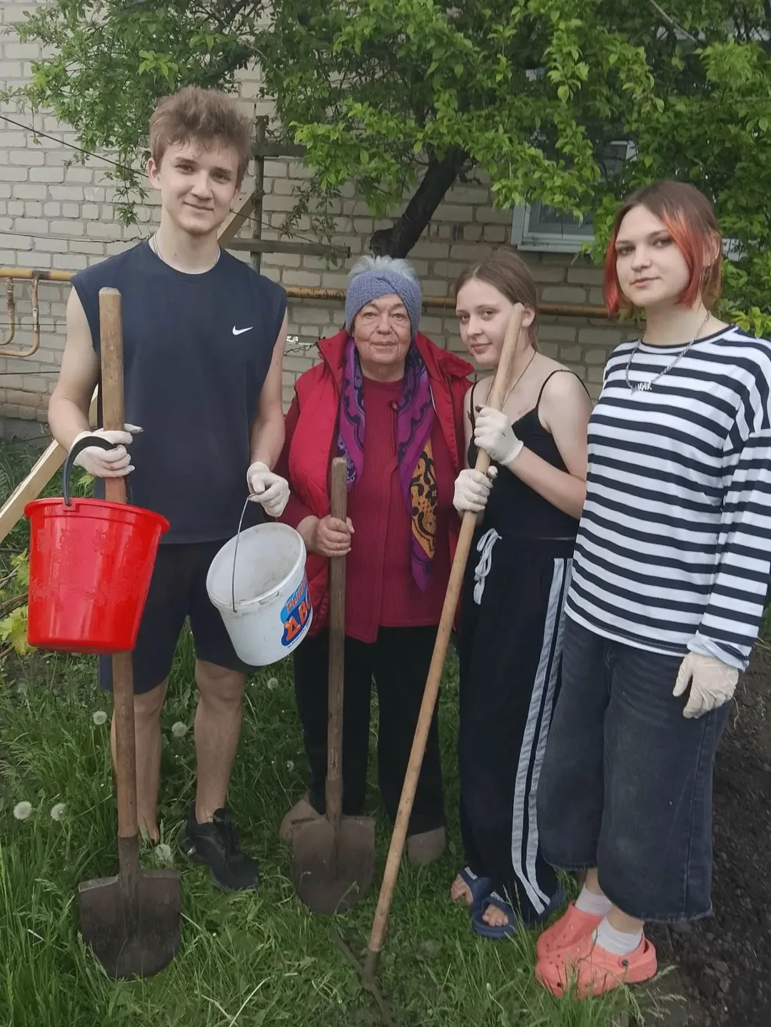 Активисты ХШН оказали помощь в посадке картофеля и помидоров Найденовой Любови Викторов...