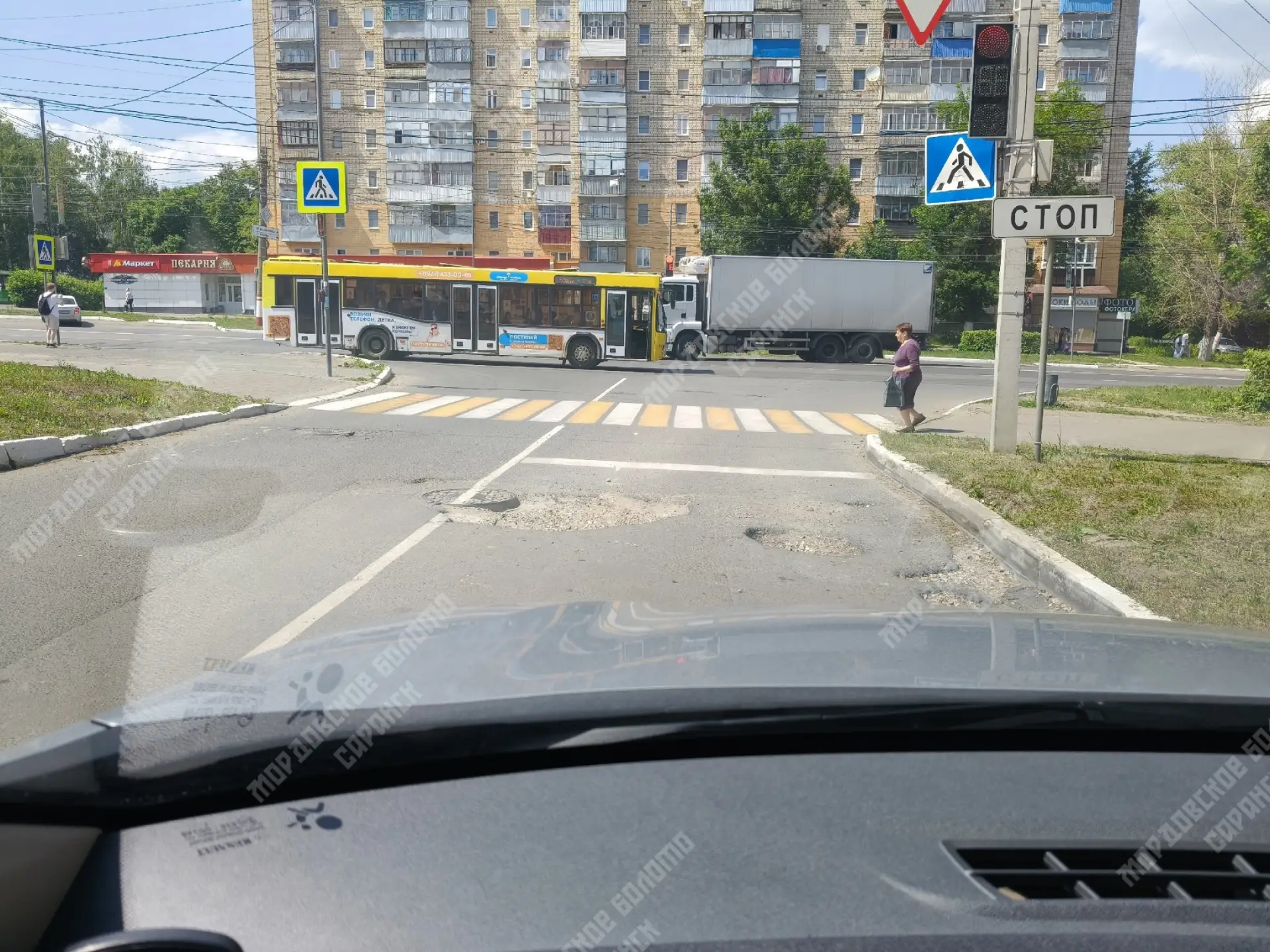 На перекрёстке улиц Попова и Энгельса — настоящая ловушка для водителей! Огромная яма, которая с каж