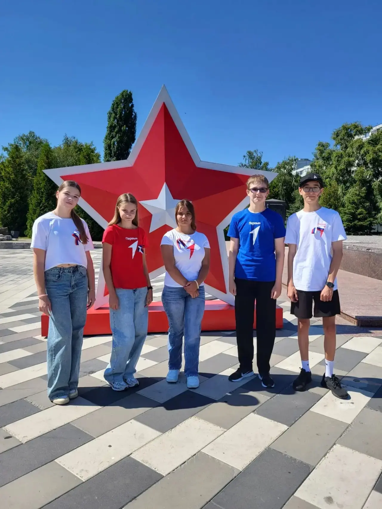 🇷🇺 В День Государственного флага Российской Федерации активисты «Движения Первых» наш...