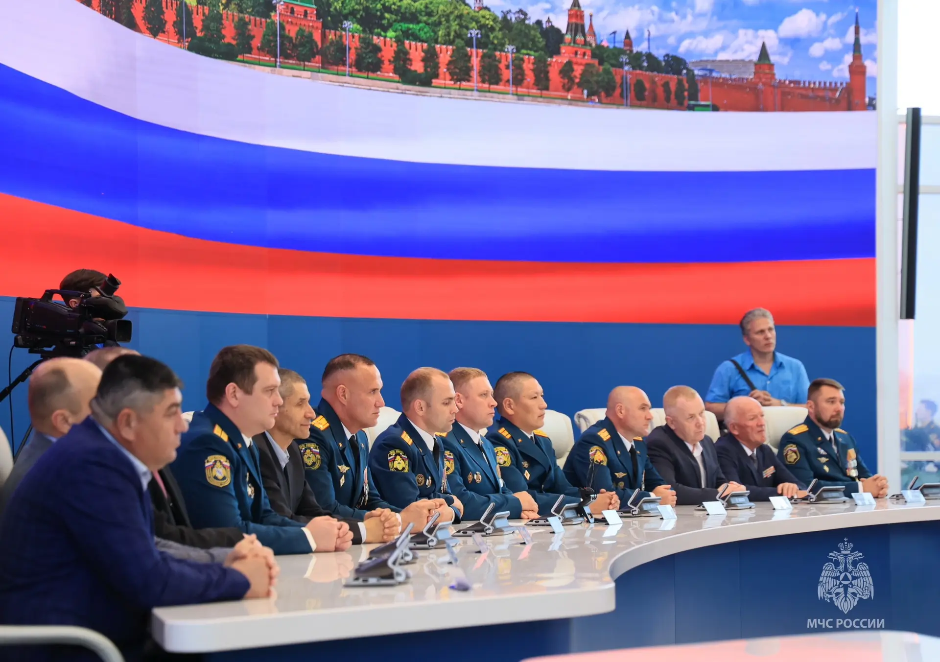 Глава МЧС России Александр Куренков встретился с сотрудниками ведомства-участниками СВО