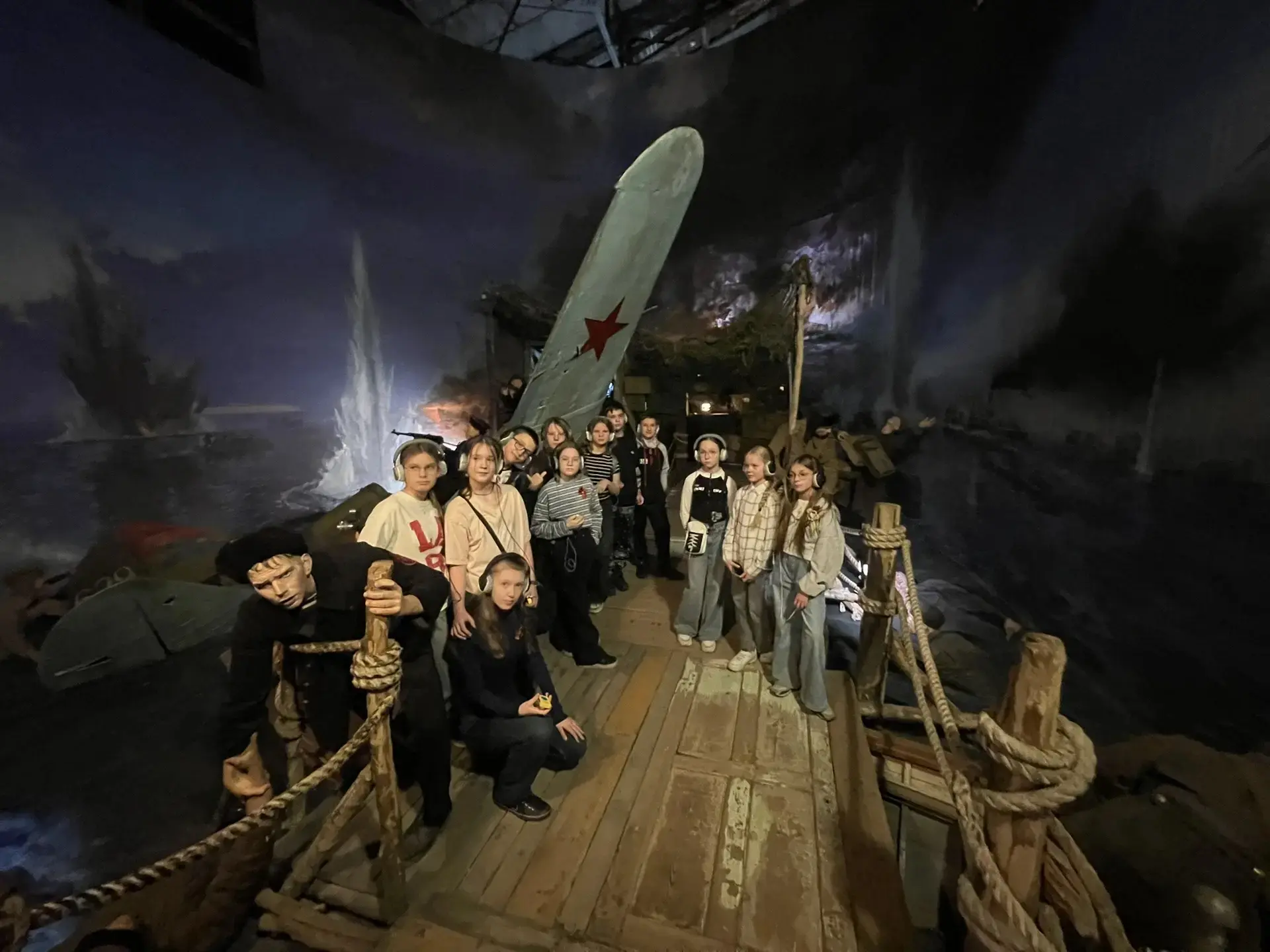 🎬 Путешествие в прошлое: 5 «М» на выставке «Пропавшие в кинохронике» 🏛️   Ученики 5 «М» класса побыв