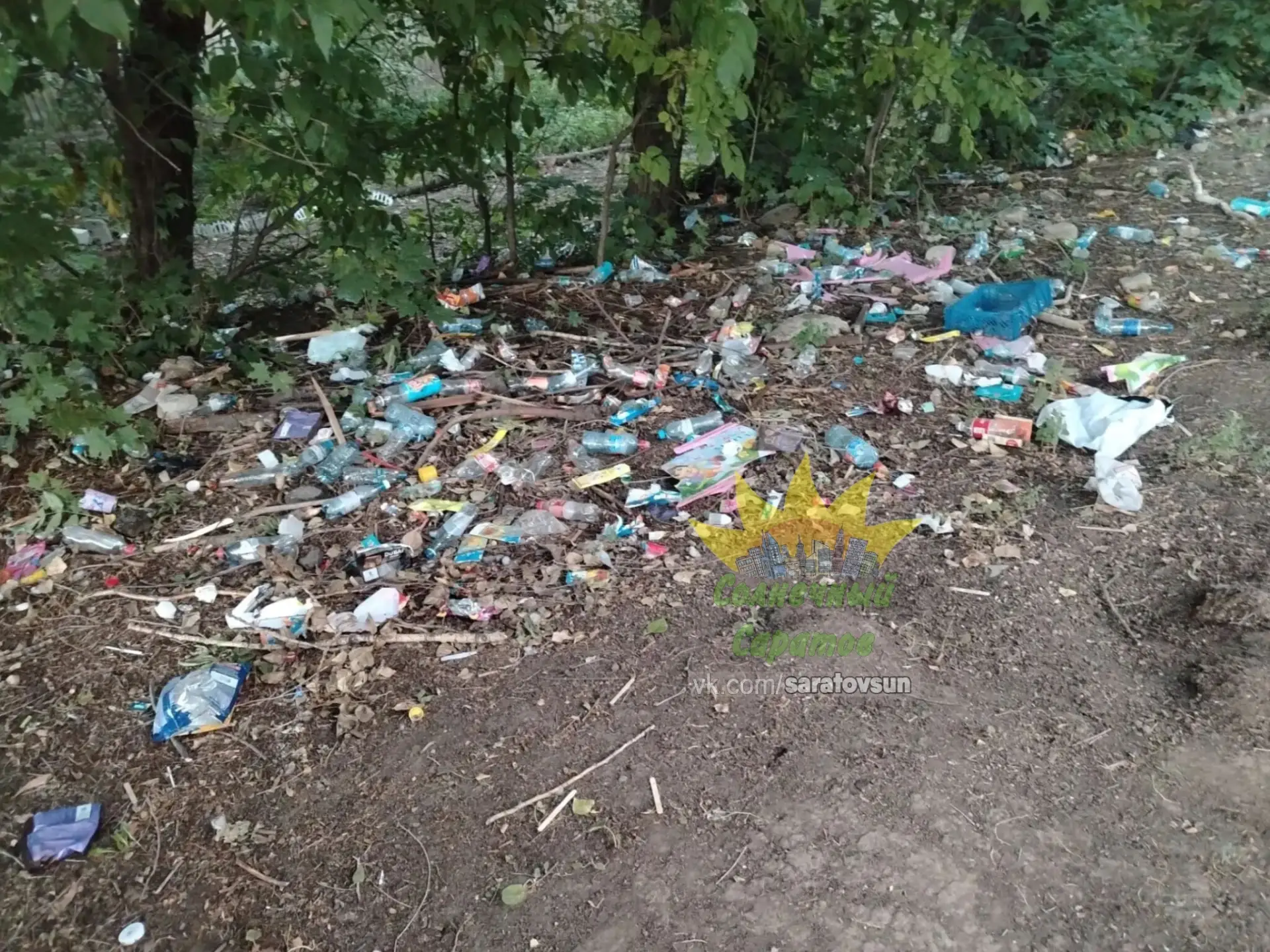 Возле площадки и песочницы детской на Перспективной, 1 вот такая мусорка, уже много лет...