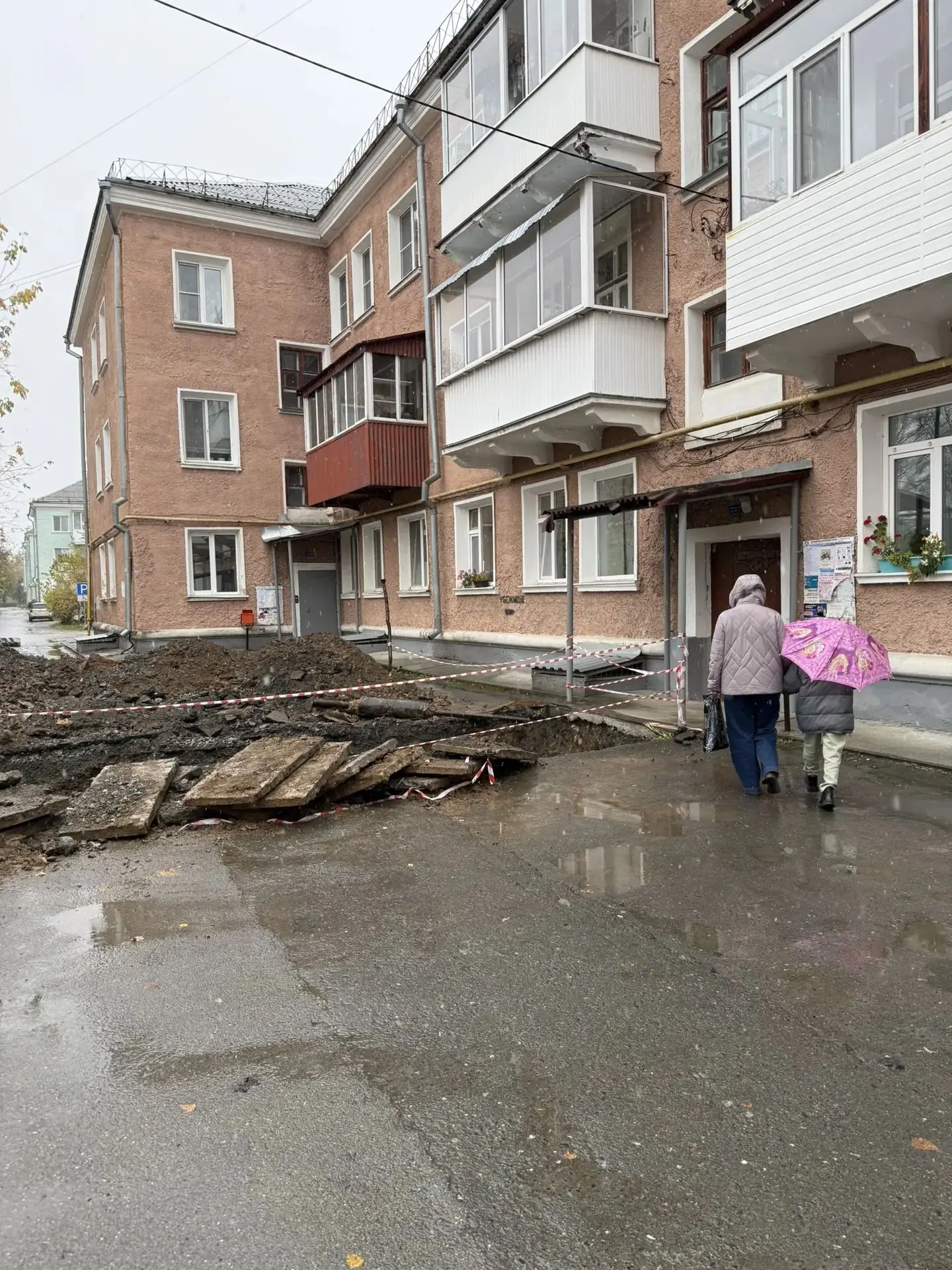 Во дворе на Жуковского для коммунальщиков тоже пришло время рыть