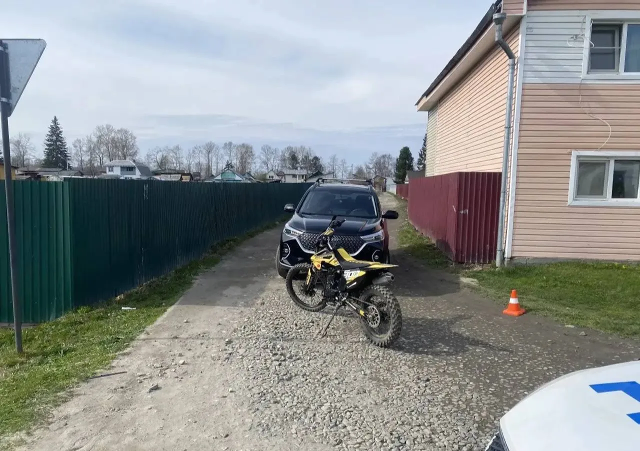 🏍 В Утулике 15-летний питбайкер врезался в кроссовер.  Итог аварии — перелом руки и больничная койка