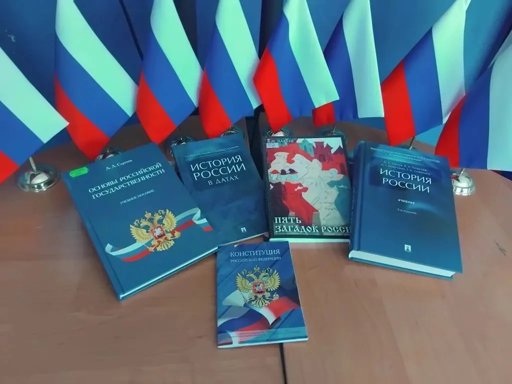 11.06.2026 в филиале "Клуб Рассвет"прошел информационный час ко Дню России "Моё Отечество -Россия"