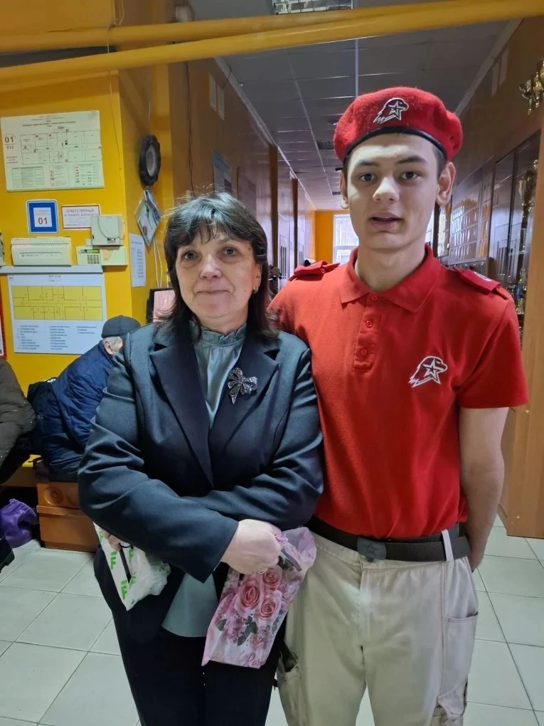 Юнармейцы нашей школы поздравили с Международным женским днем 8 марта педагогов школы, волонтеров из