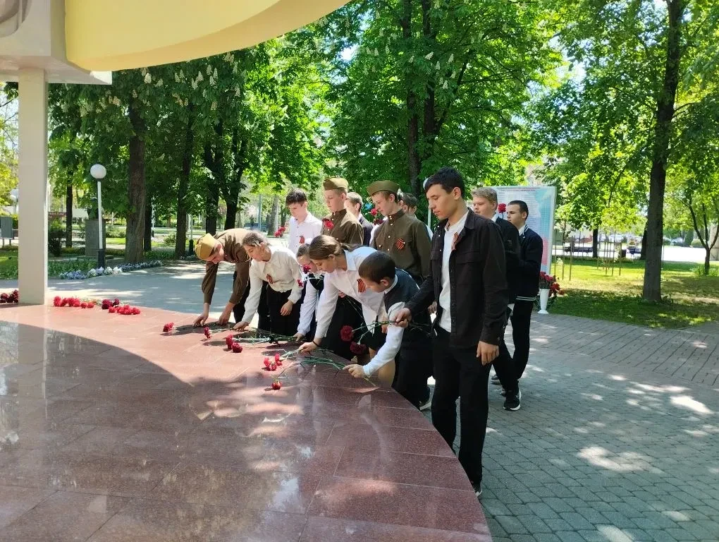 8 мая ребята нашей школы приняли участие в торжественной церемонии возложения цветов к ...
