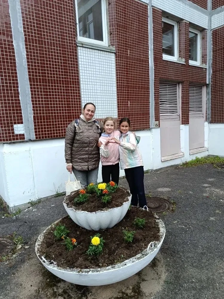 Оформление пространства школьного двора учениками второй параллели🪴💐