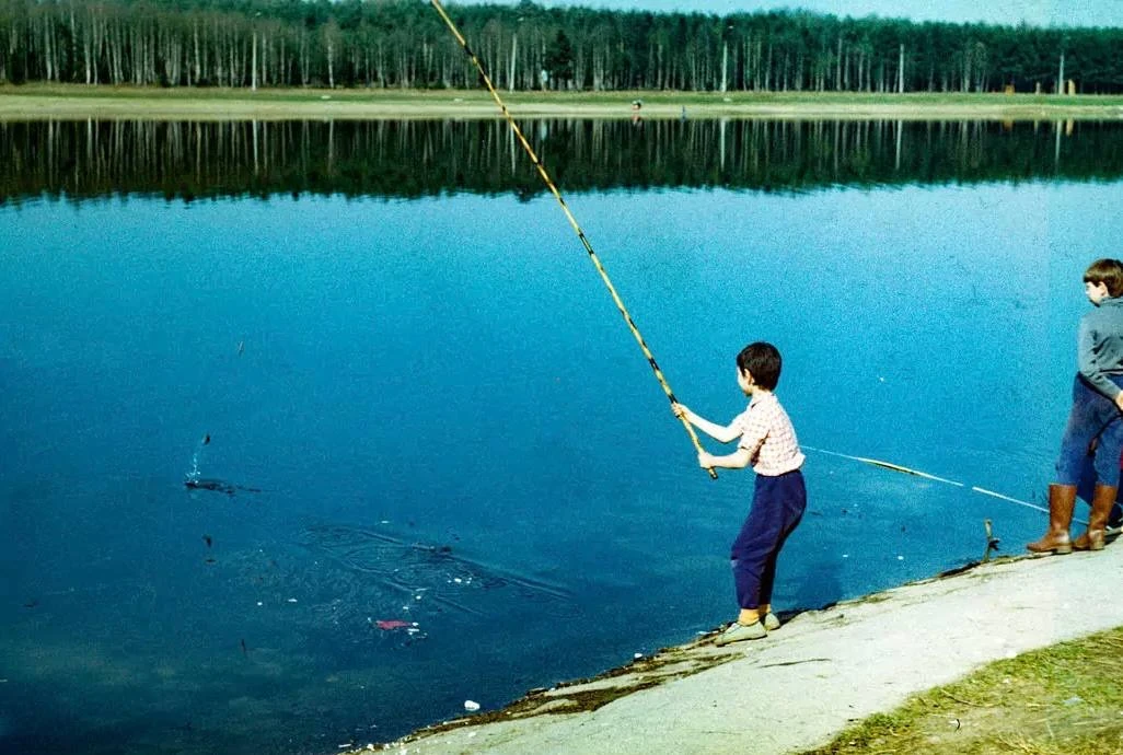 📸 Рыбалка на Школьном озере, 1984 г. 

Фото: семейный архив Цветкова Владимира Ивановича.