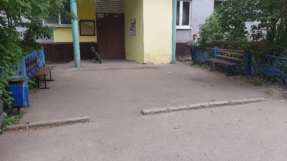 Установили лавочки на придомовой территории МКД по адресу: ул. Баранова, 3.