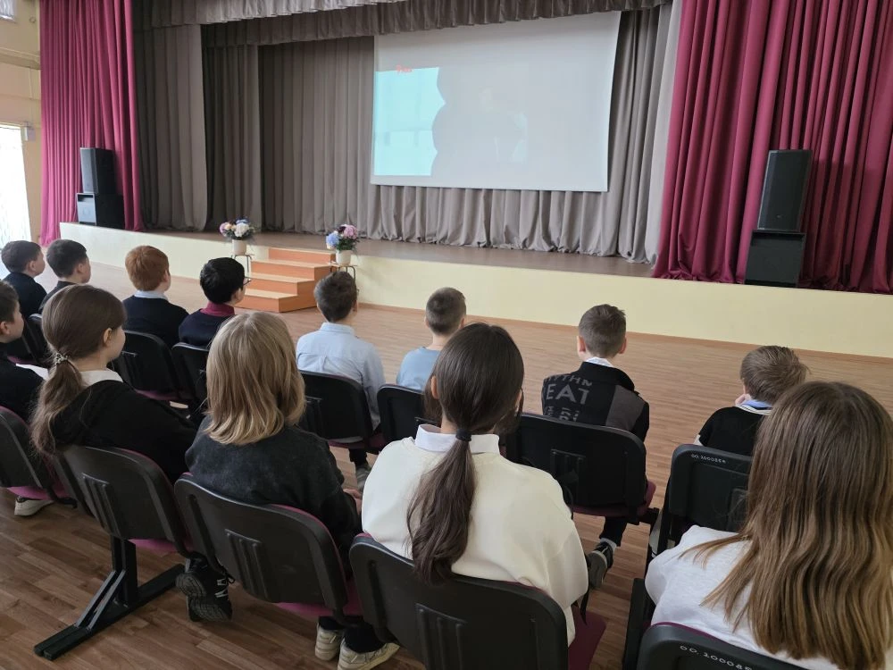 📚 **Урок Истории** 🌍 Наши ученики приняли участие в проекте #Киноуроки_России 🎬🏫, знакомясь с истори