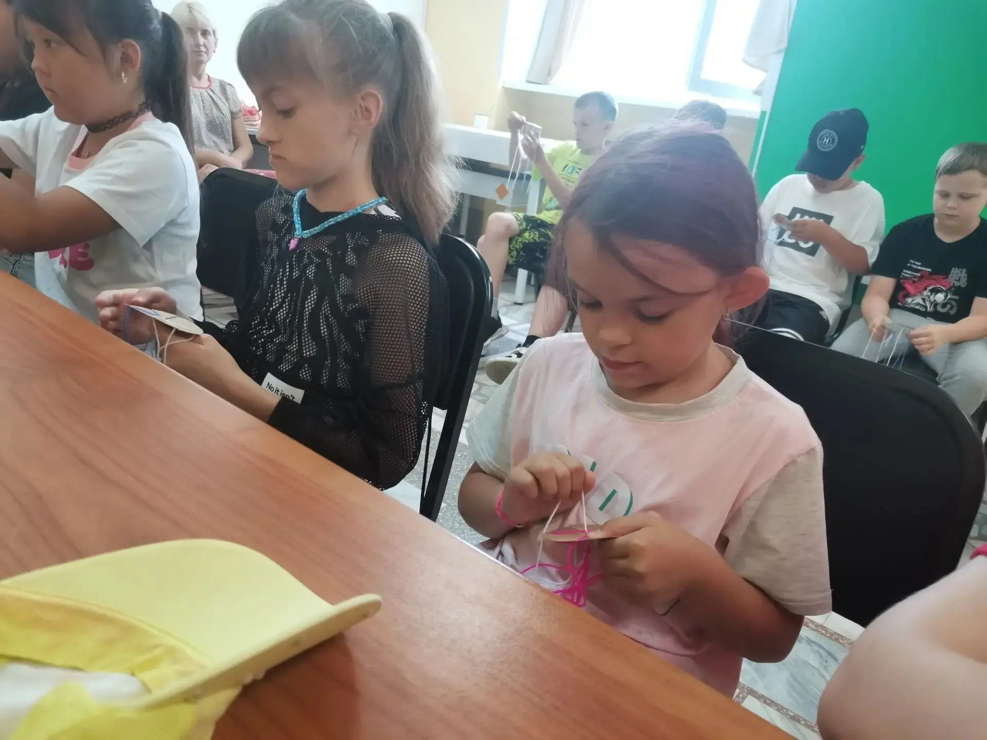 💚 Браслеты дружбы и акция «Экология начинается с нас»

В Районном Доме культуры для ребят летней оз