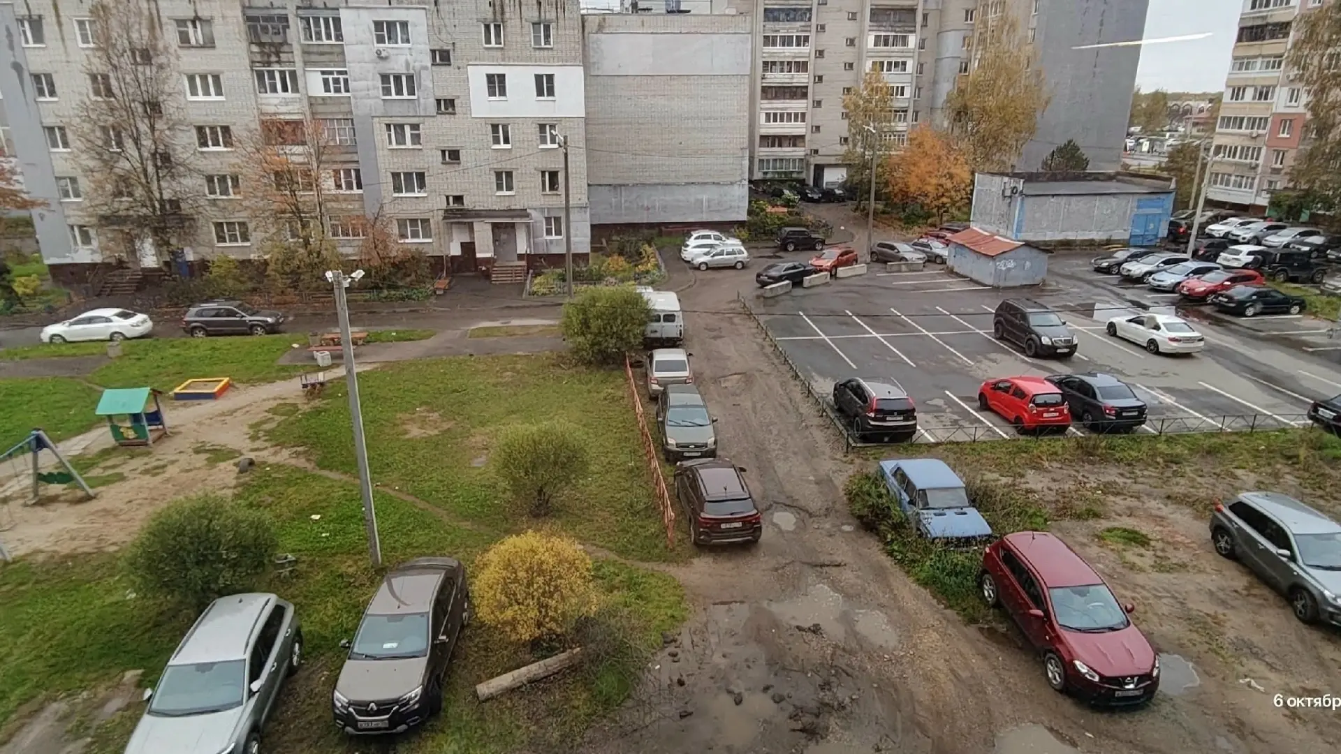 Интересная ситуация на улице Бабича. Жильцы установили шлагбаум и теперь часть машин ст...