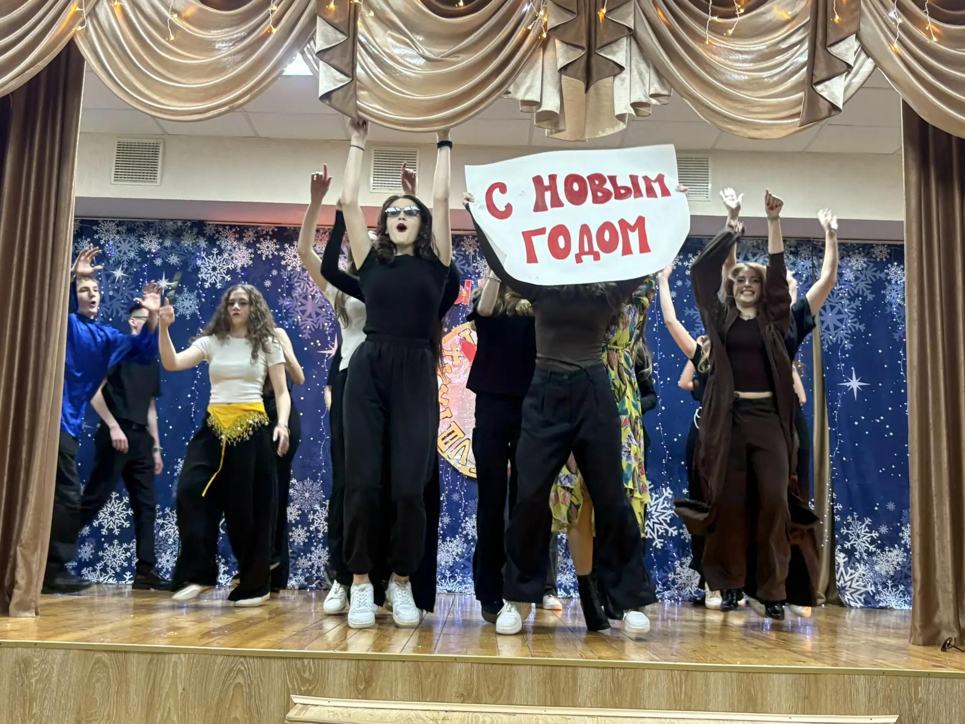 Дорогие друзья! 💕 С наступившим Новым 2026 годом!🎄 Всем нам - насыщенного, плодотворного, успешного 