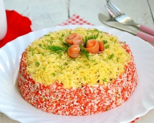 Слоёный салат с крабовыми палочками, красной рыбой, авокадо и сыром 👌

🍴Очень вкусный салат на пра