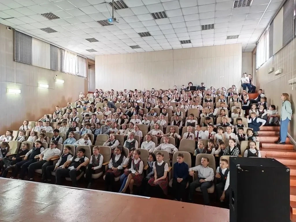 🎶🎤✨ Поём всем классом, всей школой!  🎶🎤✨Сегодня ученики начальных классов стали участниками замечате