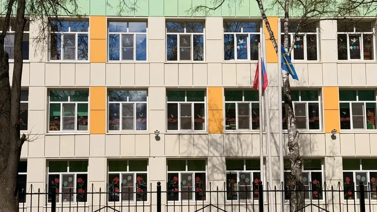 🕊️ Мы помним! МОУ СОШ №18 имени Подольских курсантов присоединяется к акции «Окна Победы».   В предд