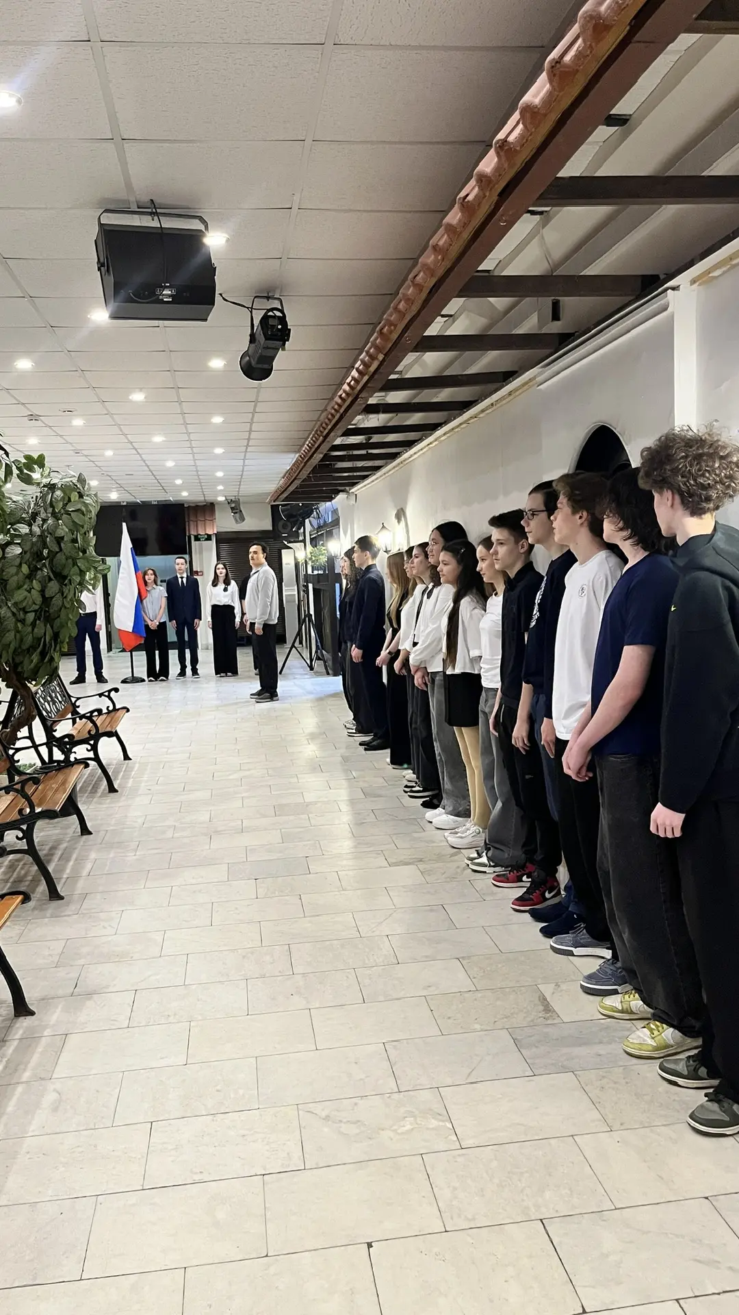 🇷🇺 С флагом — в новую неделю!  Понедельник в нашей школе традиционно начался с торжественной церемон