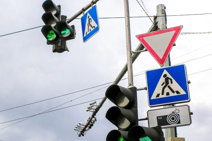 «Умные» светофоры устанавливают в Новосибирске на Красном проспекте
 
Автоматика будет бороться с за