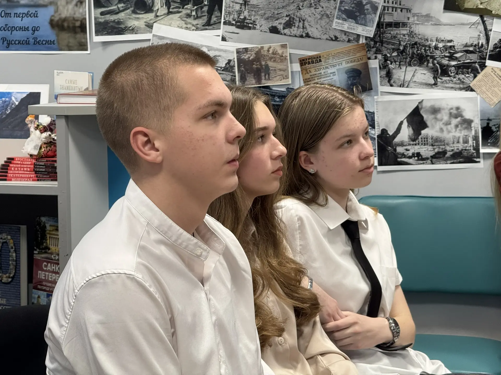 🤔Наши десятиклассники посетили встречу-реквием «Холокост: Память без срока давности» в библиотеке ро