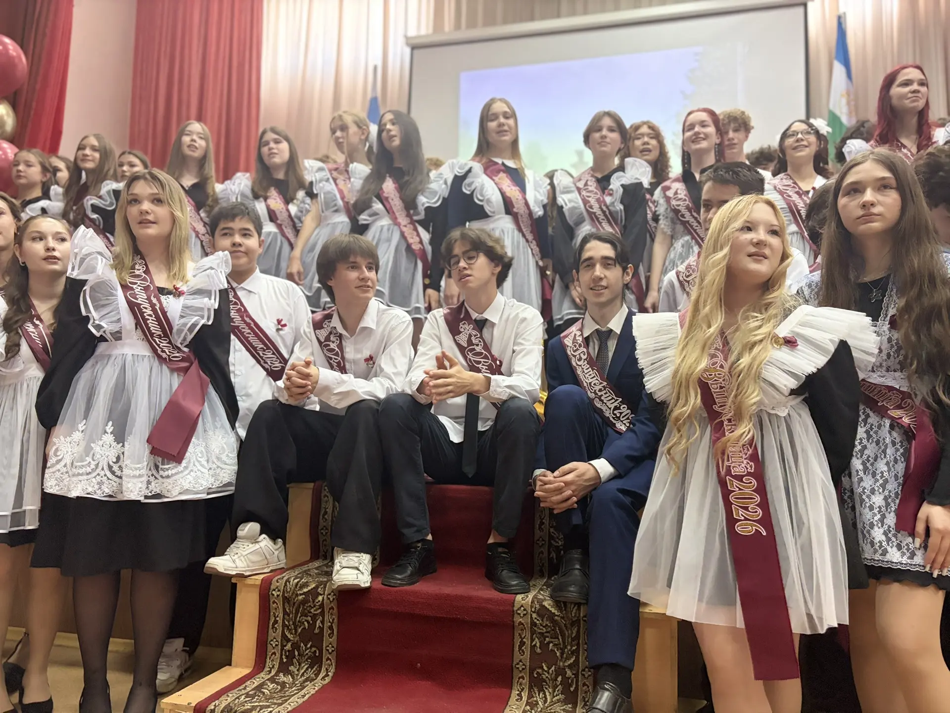 26 мая, в актовом зале нашей школы было жарко от эмоций. И нет, это не майская погода — это наши дев