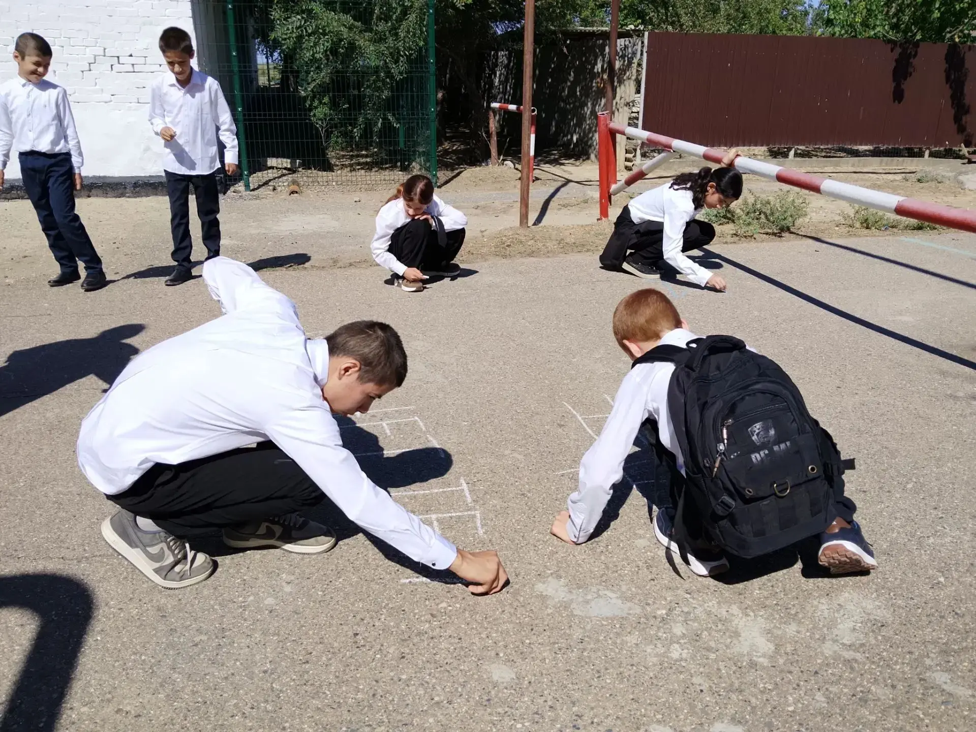 3 сентября на детской площадке возле здания ДК поселка Зимняя Ставка ученики 6 класса М...
