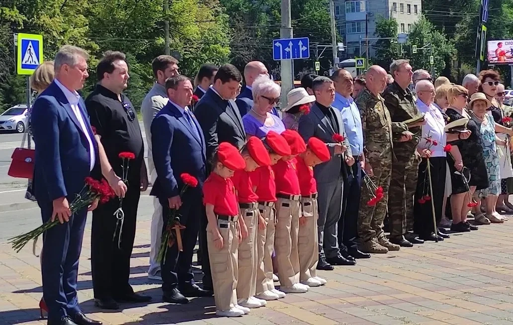 22 июня, в День памяти и скорби, у памятника Солдатам Победы прошла памятная церемония. К возложению