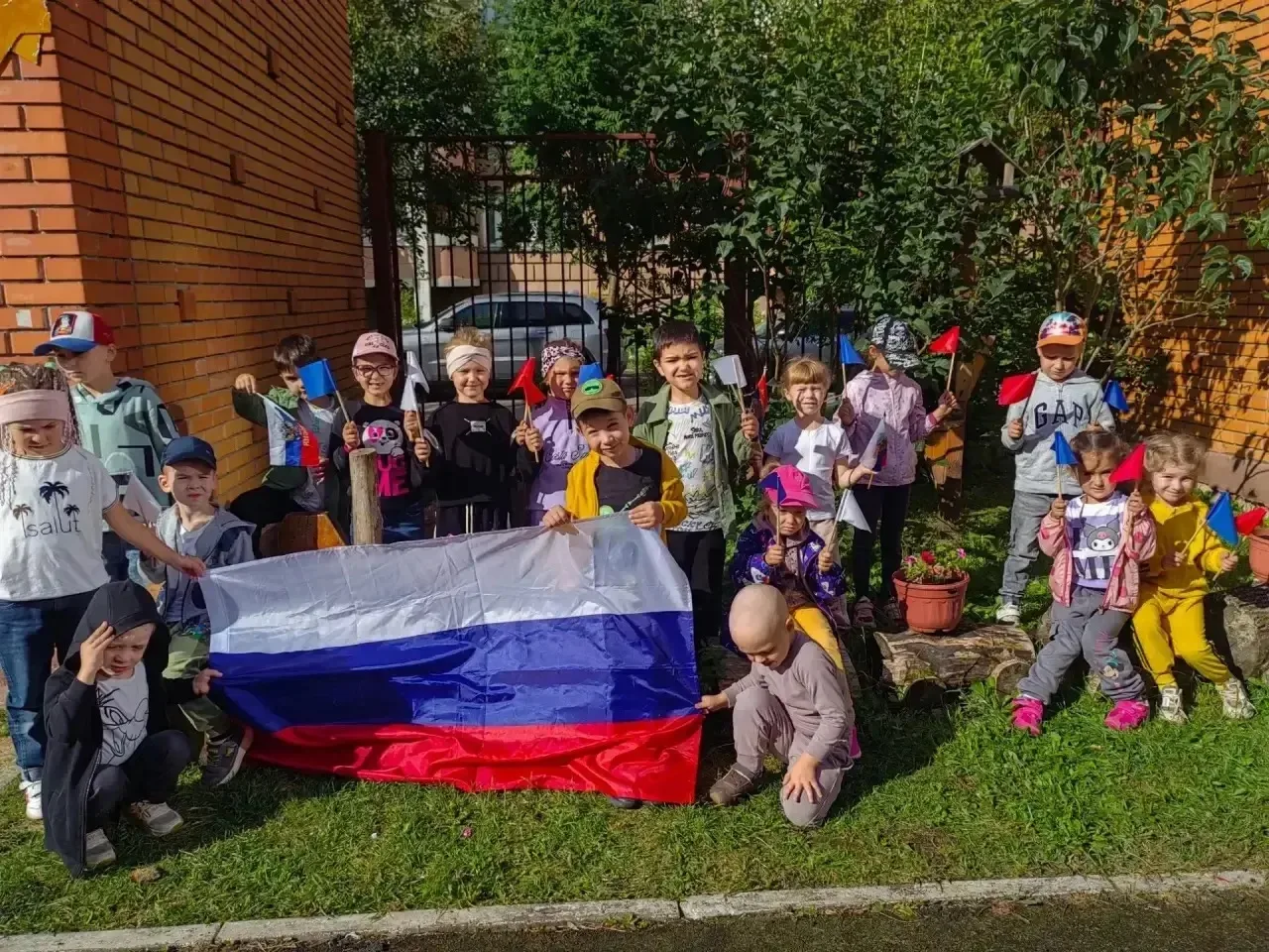 В преддверии Дня Государственного флага РФ в дошкольных отделениях комплекса прошли тем...