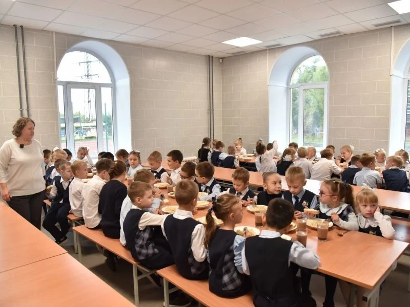 🍝🏫Во всех школах города Омска организовано горячее питание учащихся.